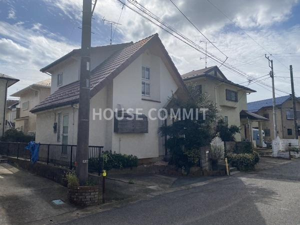 富里市七栄の中古一戸建の前面道路含む現地写真
