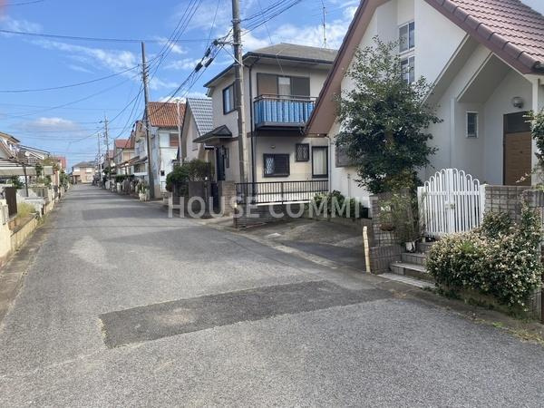 富里市七栄の中古一戸建の前面道路含む現地写真