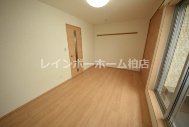 オートロック☆シャッター☆追い炊き☆浴室乾燥機の居間・リビング|別部屋。参考写真。