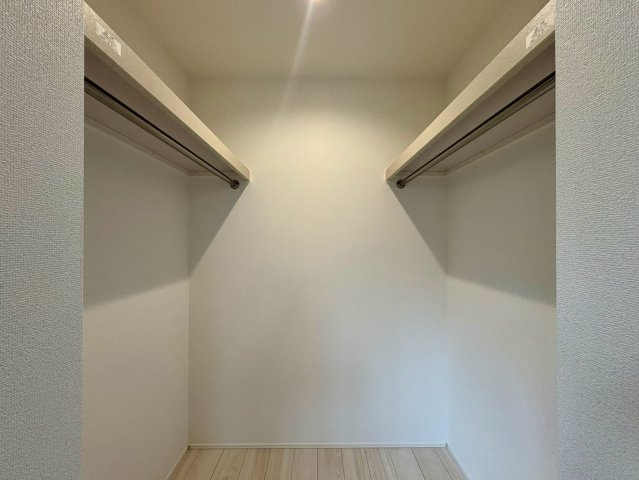 「南西角地の平屋」高知市瀬戸西町2期1棟　新築一戸建ての収納|ハンガーパイプ付きで収納力◎。室内干しから衣類の整理までスムーズに行える便利なスペースです。