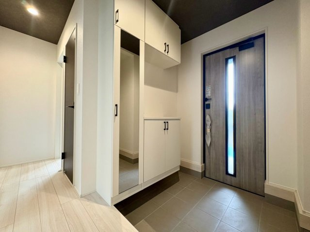 「南西角地の平屋」高知市瀬戸西町2期1棟　新築一戸建ての玄関|ベビーカーやアウトドア用品もしまえるSIC完備。いつでもスッキリとした玄関をキープできます。