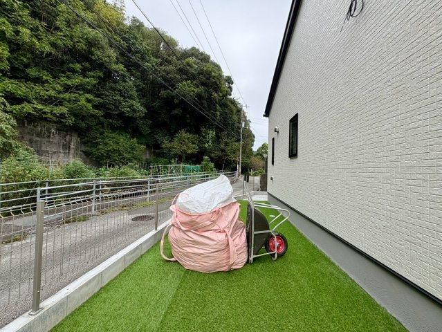 「南西角地の平屋」高知市瀬戸西町2期1棟　新築一戸建ての庭|人工芝が敷かれたお手入れ楽々のお庭スペース。お子様の遊び場やちょっとした息抜きにもぴったり。