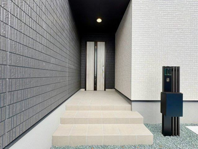 「南西角地の平屋」高知市瀬戸西町2期1棟　新築一戸建ての玄関|タイル張りの重厚感ある玄関アプローチ。雨の日のお出かけや帰宅時もゆったり出入りできます。