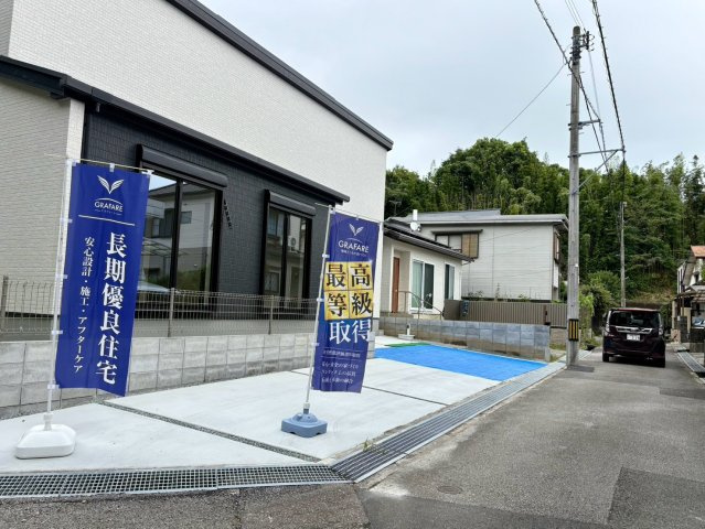 「南西角地の平屋」高知市瀬戸西町2期1棟　新築一戸建ての前面道路含む現地写真|敷地間口が広くスムーズに進入可能。駐車スペースへのアプローチもしやすく運転が苦手な方も安心です。