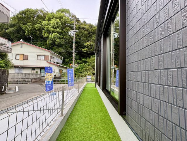「南西角地の平屋」高知市瀬戸西町2期1棟　新築一戸建ての庭|緑が鮮やかな人工芝スペース。フェンス付きで視線や安全にも配慮されたプライベートな屋外空間です。