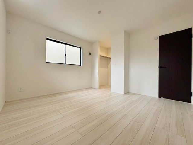 「南西角地の平屋」高知市瀬戸西町2期1棟　新築一戸建ての洋室|2面採光で明るく開放的な洋室。子ども部屋や趣味の部屋、テレワークスペースとしても最適です。