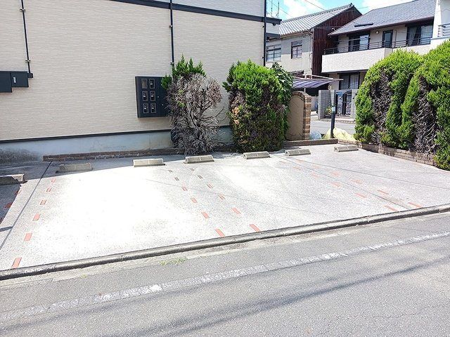 クレメント花塚の駐車場
