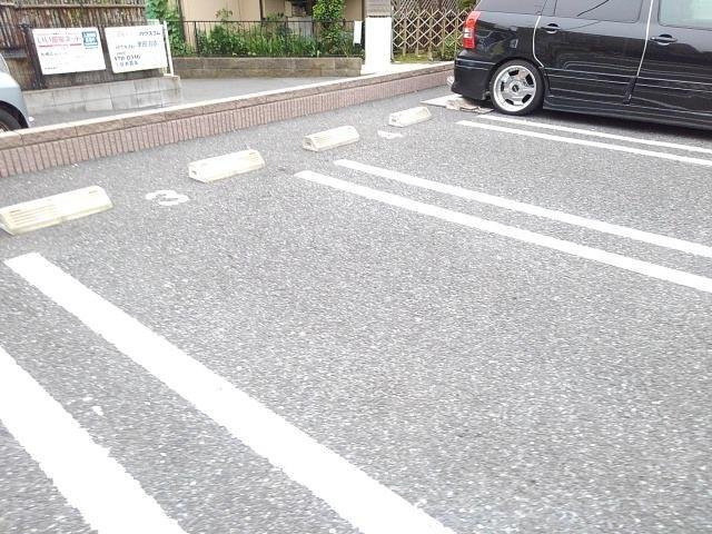 グランメールⅢの駐車場