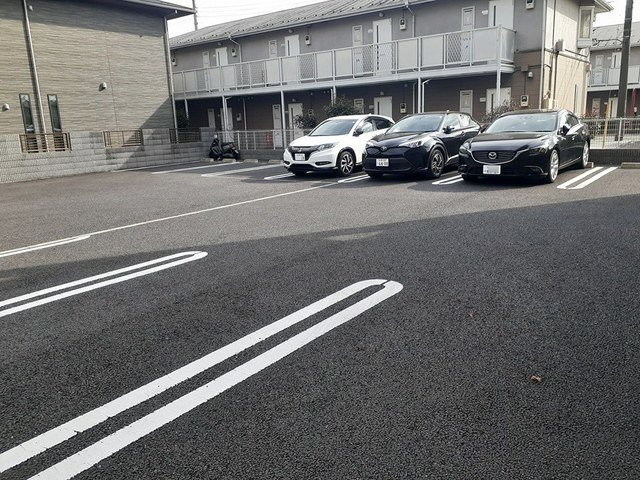 ウイングスカイⅡの駐車場