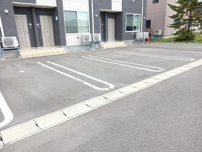 【駐車場】 | フレスクーラカーサＡ | 駐車場があるので、車を買う予定の方も安心です