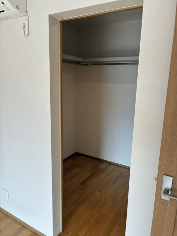 「太陽光パネル・ロフト付き」高知市口細山　中古一戸建ての収納|２階の７．５帖のお部屋にもウォークインクローゼットがあります。
