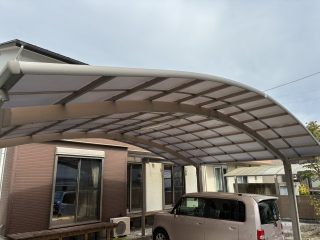 「太陽光パネル・ロフト付き」高知市口細山　中古一戸建ての駐車場|カールーフが大事なお車を守ります。