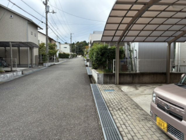 「太陽光パネル・ロフト付き」高知市口細山　中古一戸建ての前面道路含む現地写真|前面道路が広く駐車も楽々♪