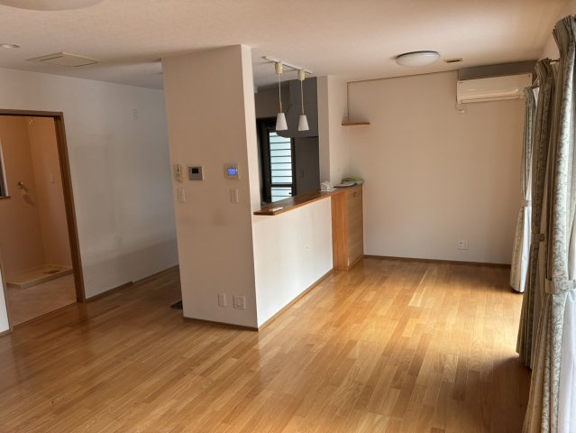 「太陽光パネル・ロフト付き」高知市口細山　中古一戸建ての居間・リビング|家族団らんにもピッタリなキッチンカウンター♪