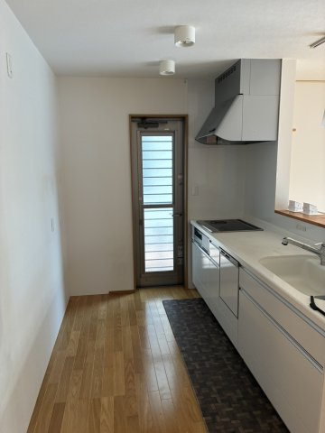 「太陽光パネル・ロフト付き」高知市口細山　中古一戸建てのキッチン|キッチンには勝手口もついています。