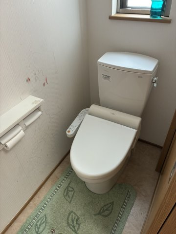 「太陽光パネル・ロフト付き」高知市口細山　中古一戸建てのトイレ|トイレは１階、２階にそれぞれあります。