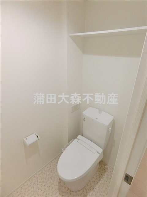 ポウドカープエムのトイレ|棚と温水洗浄便座付きオトイレ