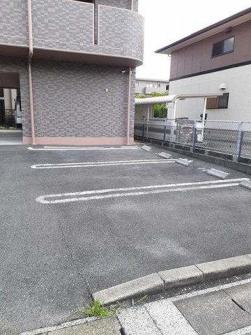 ラシーヌの駐車場