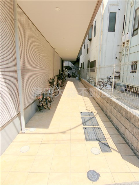 ドミール平和島のその他共用部分|駐輪場　エントランスへのアプローチ！