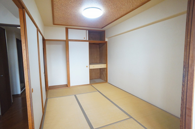 【寝室】 | ふぁみーゆ堺 | 【リフォーム前の画像】【和室6帖】クロス貼替え、畳表替え後のお引渡し☆押入れあります♪