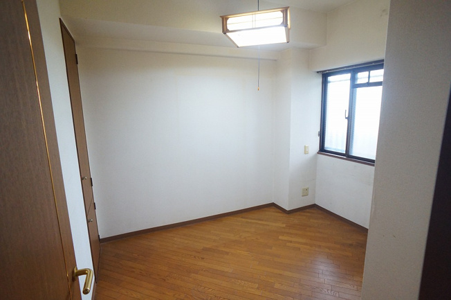 【内装】 | ふぁみーゆ堺 | 【リフォーム前の画像】【納戸4.5帖】クロス貼替え、床フロアタイル張替え後のお引渡しです☆