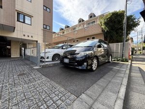【駐車場】 | 石畳調のアプローチがおしゃれな雰囲気を演出するエントランス前スペース！敷地内に駐車場を完備しており、お車のお出かけや荷物の出し入れもスムーズです♪毎日の通勤・帰宅を快適に迎えます！