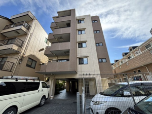 【外観】 | 落ち着きある佇まいの5階建てマンション♪2階部分の角部屋につき採光・通風良好です！オートロック完備で防犯性も高く、大切なご家族との安心で快適な暮らしをサポートします！