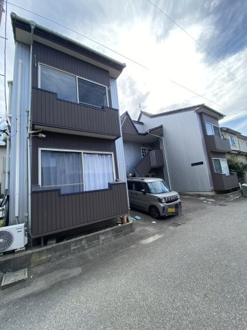 新潟市中央区米山４丁目のアパートの駐車場