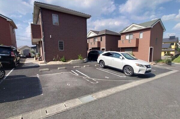 ウインズガーデンＤの駐車場