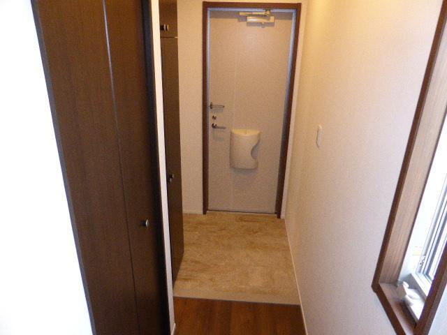 ヒルズあたごBの玄関
