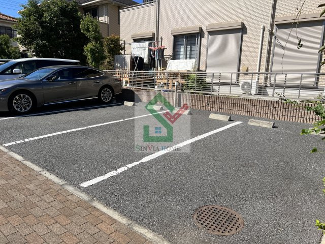ヒルズあたごBの駐車場