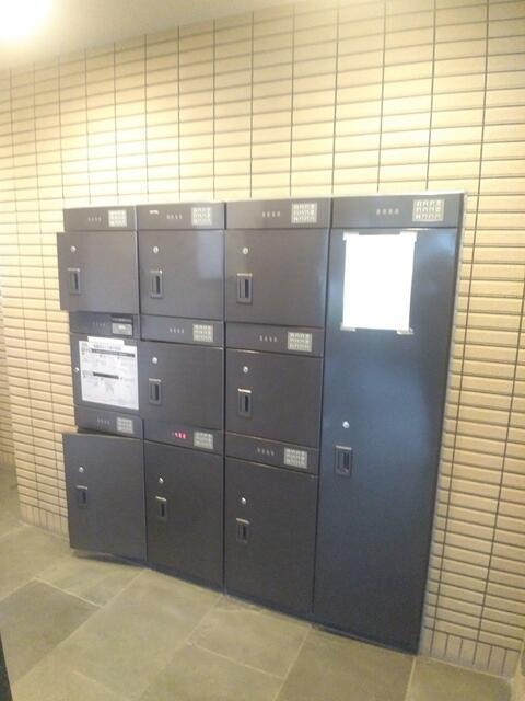 中古マンション・仲介手数料半額）シャトレ愛松稲沢Ⅶのエントランス|便利な宅配ボックス♪