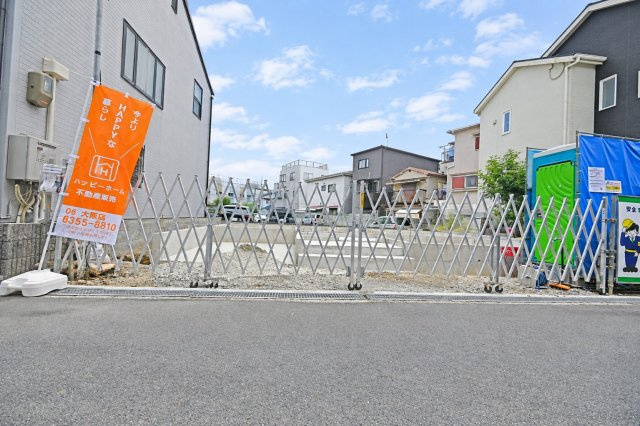 箕面市瀬川2丁目新築一戸建て│2SLDK＋駐車2台可の外観|2026年12月完成予定の一邸は、太陽光発電「スマイルーフ」が標準搭載！耐震等級3の高い耐震性能に加え、住宅性能評価書も取得済みで、住まいの品質を重視する方にもおすすめです。