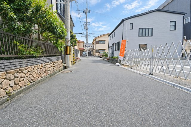 箕面市瀬川2丁目新築一戸建て│2SLDK＋駐車2台可の前面道路含む現地写真|近隣に小・中学校が揃っており、お子さまの毎日の通学も安心です。