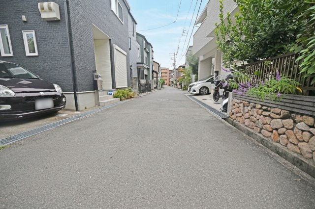 箕面市瀬川2丁目新築一戸建て│2SLDK＋駐車2台可の前面道路含む現地写真|ご不明な税金・諸費用についても丁寧にサポートいたします。現地見学で、住まいのイメージやご希望をぜひお聞かせください。