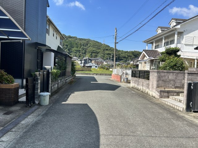 【前面道路含む現地写真】 | 吉野売家 | 南側6m道路で日当たり良好！整備済みのカーポート2台分付き