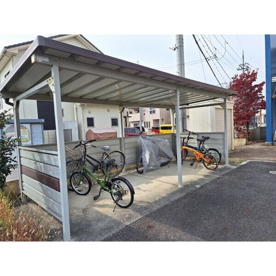 【その他共用部分】 | S・K守山 | 屋根付きの駐輪場を備えています