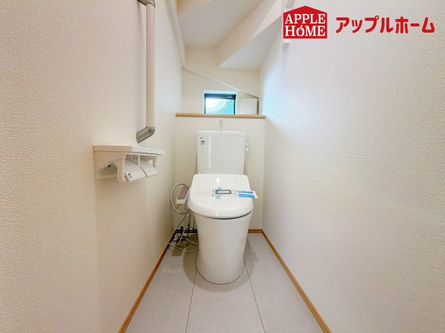 さいたま市西区プラザ620番のトイレ|温水洗浄器付き便座を標準装備してます♪窓付きで明るく、快適空間となっております。毎日使う場所だからこその配慮です。