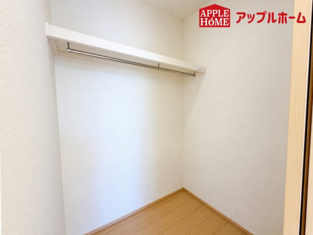 さいたま市西区プラザ620番の収納|お洋服を大切にされる方に大変喜ばれる、ウォークインクローゼット。お洋服以外にも掃除機やスーツケースなどを一箇所に集約できるのは魅力ですね！扉が一箇所ですので、お部屋の見た目にもスッキリ！