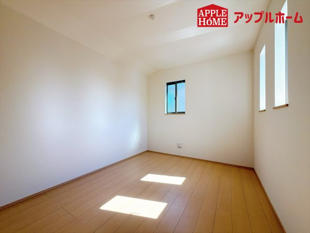 さいたま市西区プラザ620番の洋室|クローゼット付きの洋室は、収納スペースが豊富で部屋全体がすっきりと片付きやすいのが特徴です。衣類や荷物を整理しやすく、生活感を抑えた洗練された空間を保てます。
