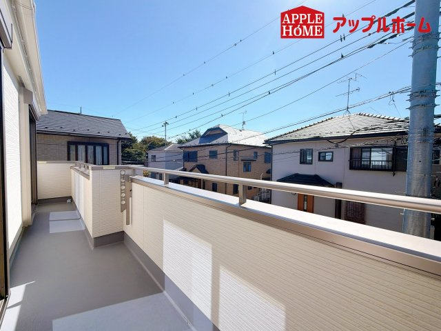 さいたま市西区プラザ620番のバルコニー|奥行を広めに取ったバルコニー♪家族分の洗濯物もしっかり干せます。日当たりも良く、毎日のお洗濯が楽しくなりそう♪