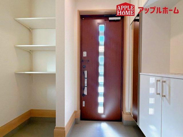 さいたま市西区プラザ620番の玄関|明るくて清潔感溢れる玄関。便利な姿見鏡＆下駄箱収納付きです♪散らかりがちな玄関もすっきりと片付きます。