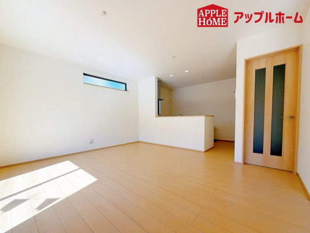 さいたま市西区プラザ620番の居間・リビング|明るい日差しがさすリビングは、家族の憩い空間!
