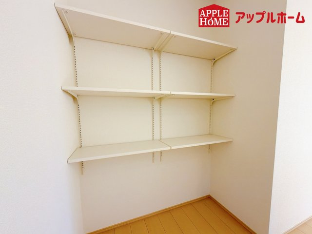 さいたま市西区プラザ620番の収納|便利な可動棚付き！