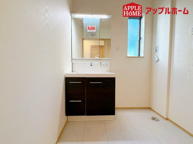 さいたま市西区プラザ620番の独立洗面台|三面鏡付きの洗面化粧台ですので、たっぷりと収納いただけます。白を基調とした清潔感のある快適空間です。毎日の身支度も気持ち良くお使い頂けます！！