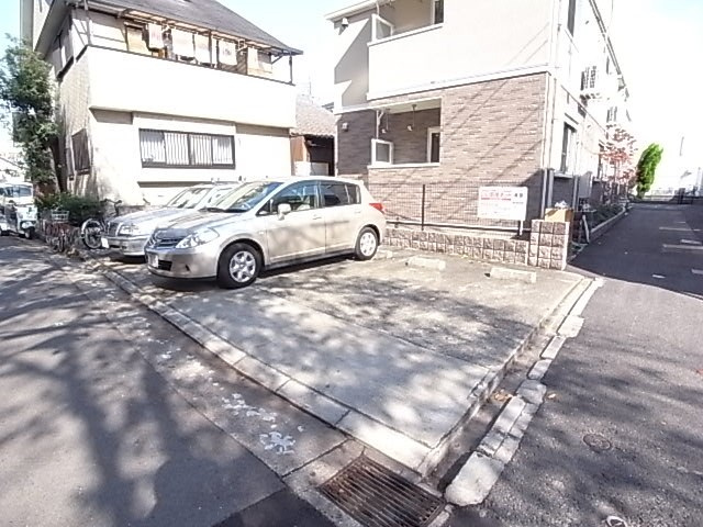 ハウスサフランの駐車場