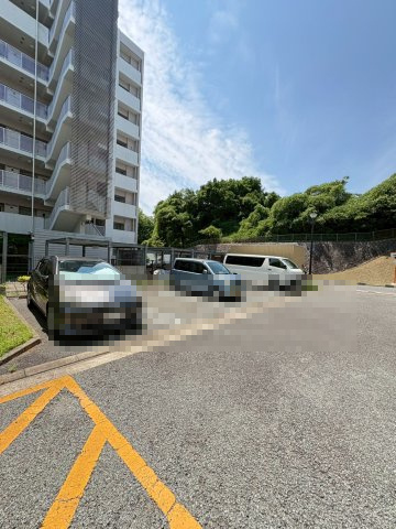 ＵＲグリーンヒルズ仁川 4号棟の駐車場