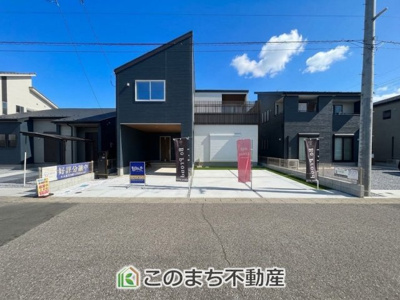 【駐車場】 | LievleGarden.S古河市下辺見第6　 | ３台並列駐車が可能です。
洗車も出来る余裕のあるスペースには、もちろん自転車の駐輪も可能！
夏にはビニールプールを広げて、お子様と楽しむのも良いですね♪
