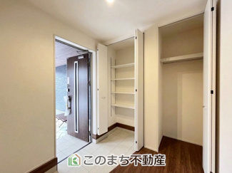 【居間・リビング】 | LievleGarden.S古河市下辺見第6　 | 広々とした玄関スペース♪たくさんの靴を収納できるシューズボックスもございます☆

