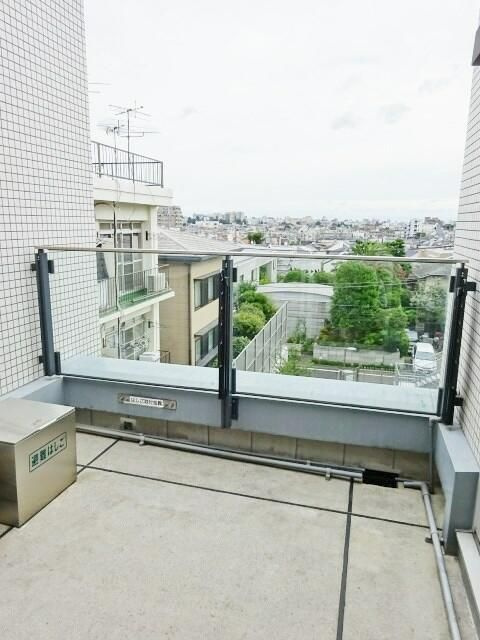フレンシア玉川田園調布のバルコニー|バルコニーからの眺めを楽しみながら食事をしませんか